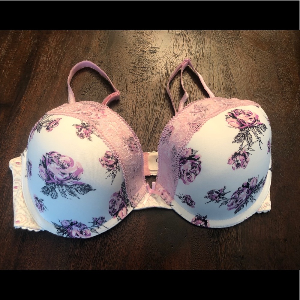Jessica Simpson bra 34DD